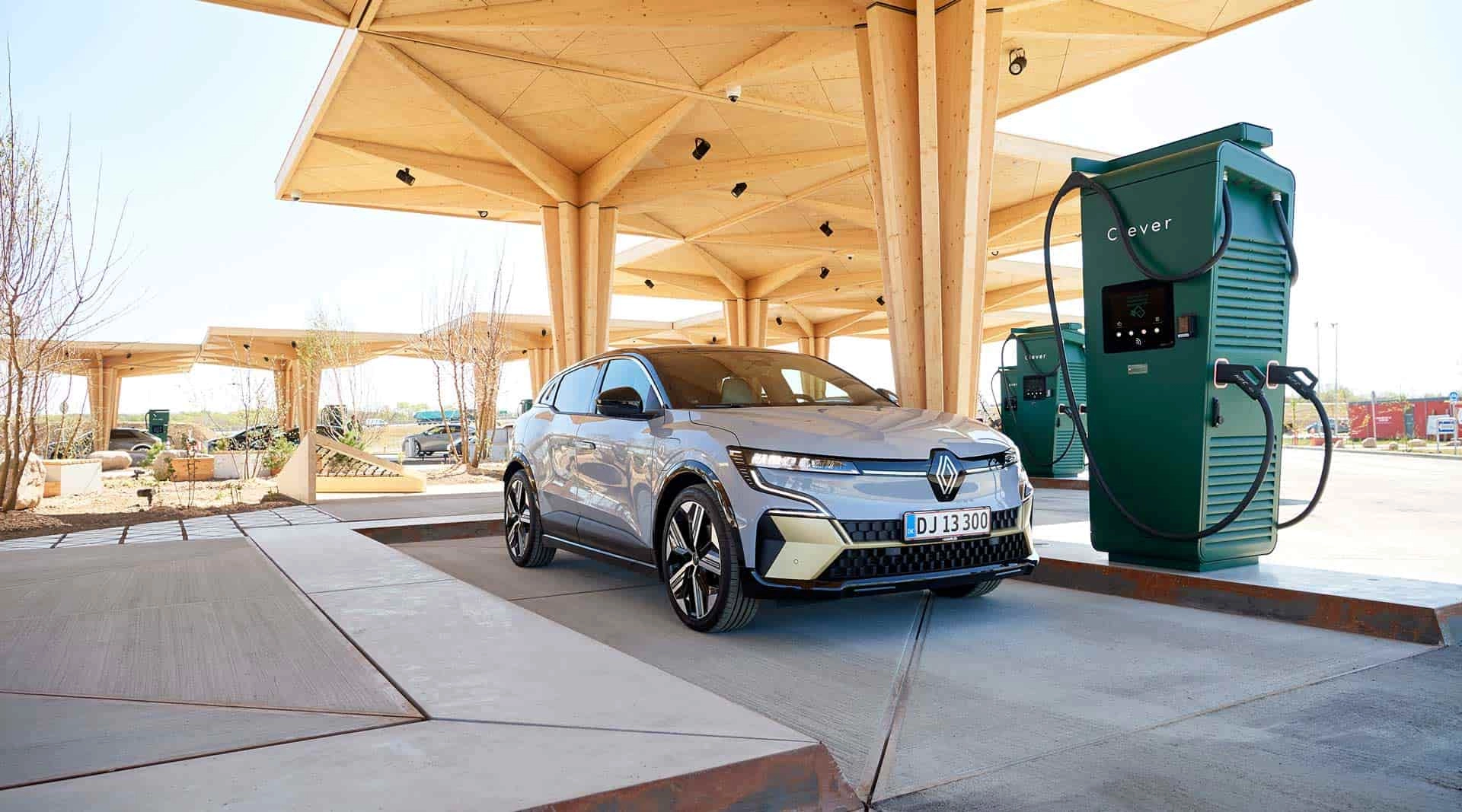 En Renault holder til opladning på en Clever lynladestation