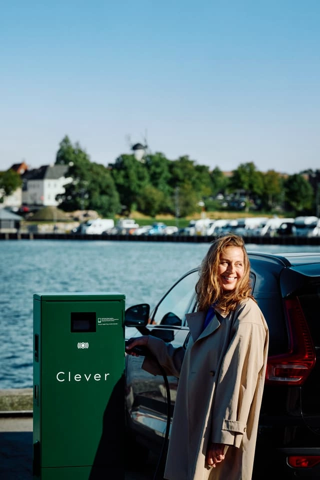 En person ligger i en hængekøje i haven