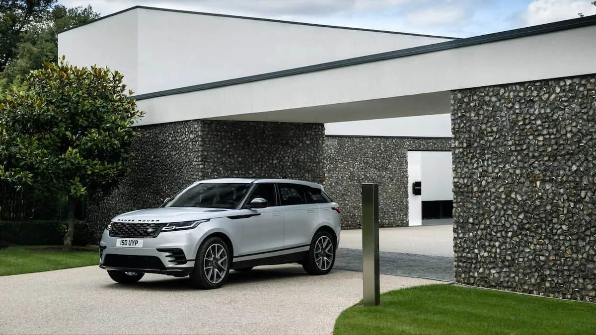 Land Rover Velar parkeret hjemme foran et hus