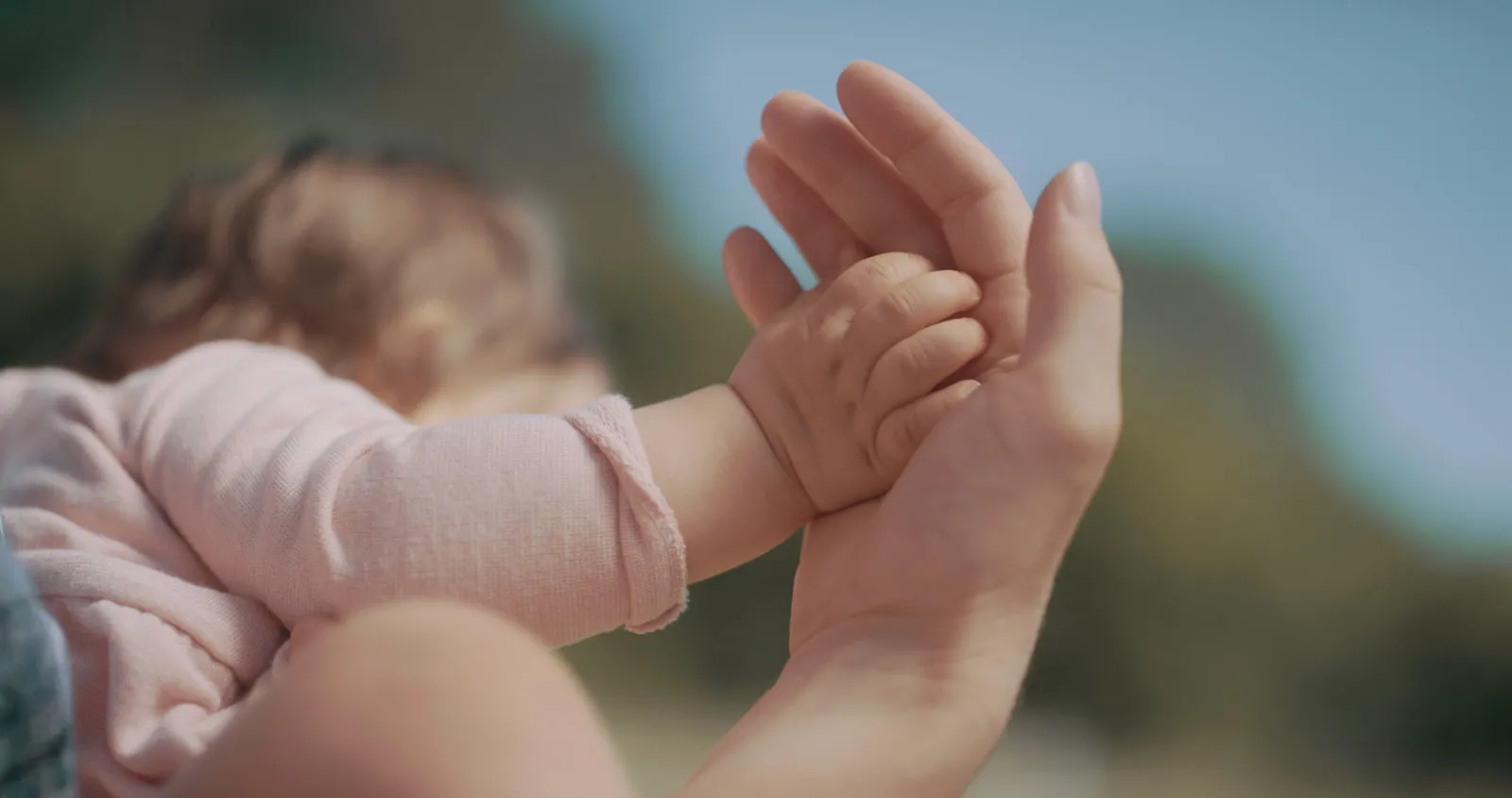 Baby holder forælder i hånd