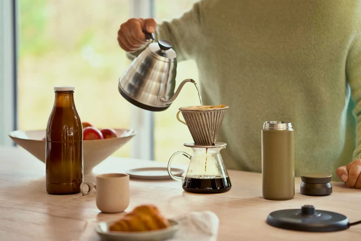 Kaffe hældes op i kande 