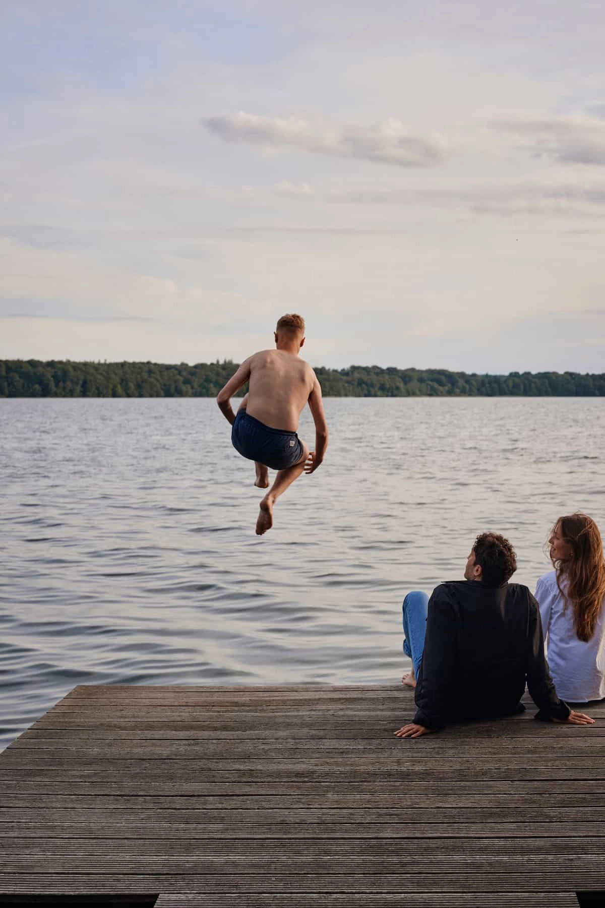 Dreng springer fra badebro