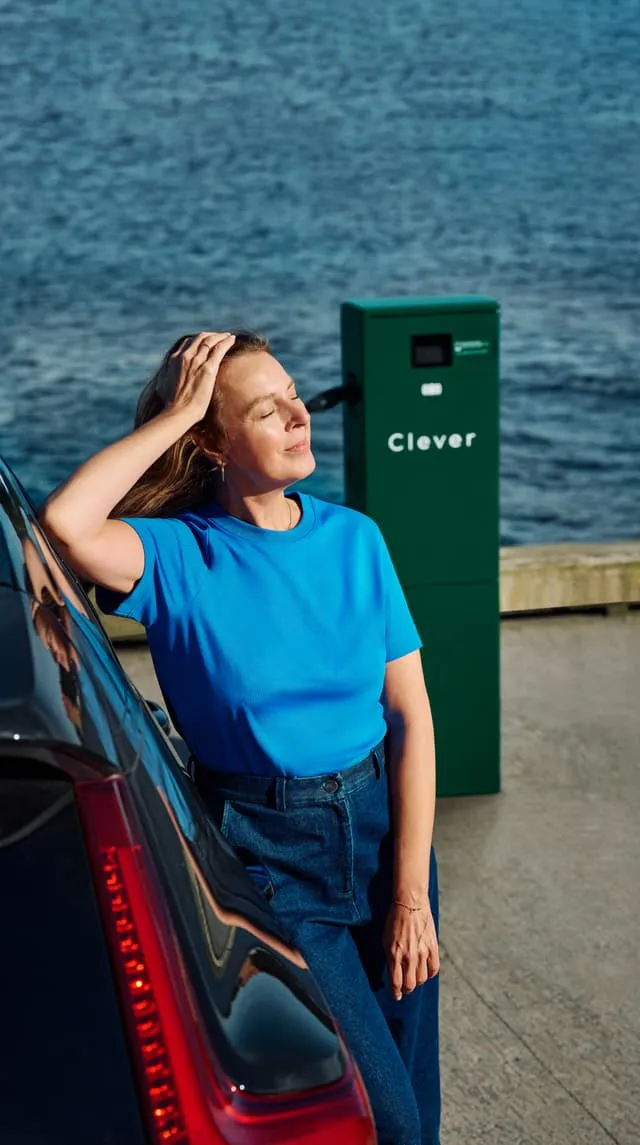 Offentlig opladning ladestander kvinde blå