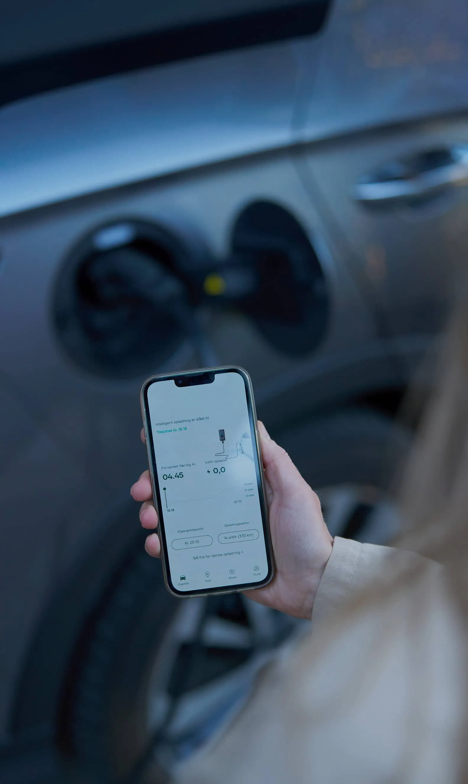 iPhone i hånd med intelligent opladning på app