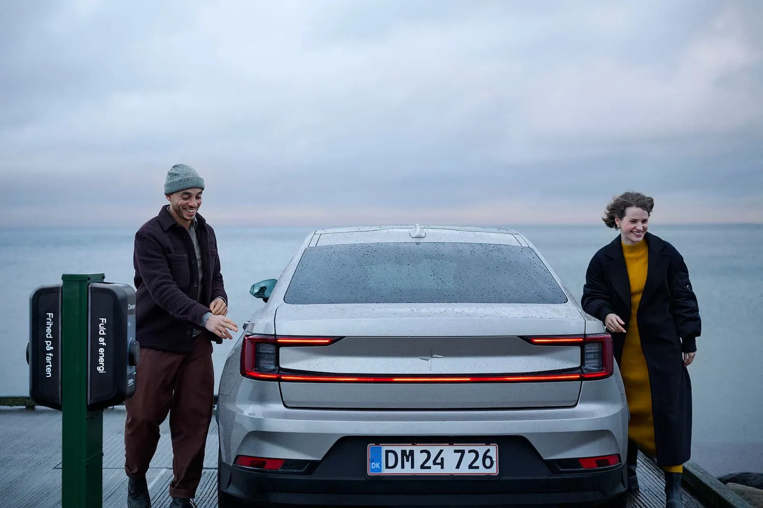 Par skal lade deres bil ved en Clever ladeboks ved stranden