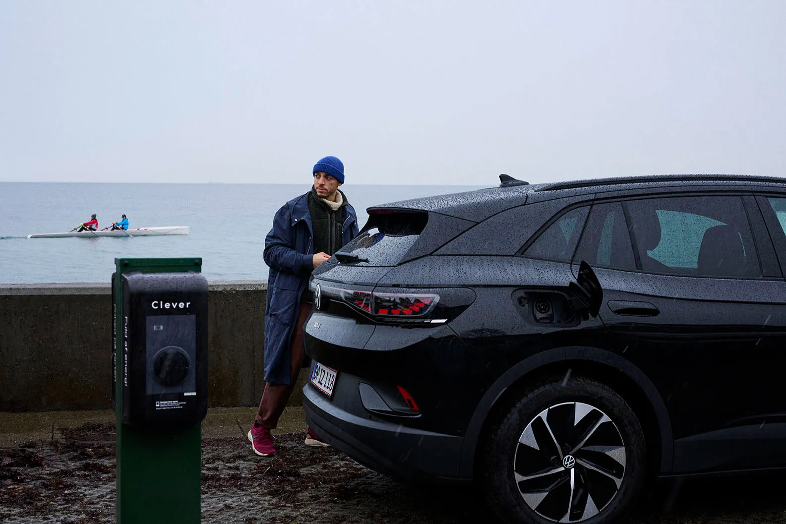 En mand holder sin Volkswagen ved en Clever ladeboks
