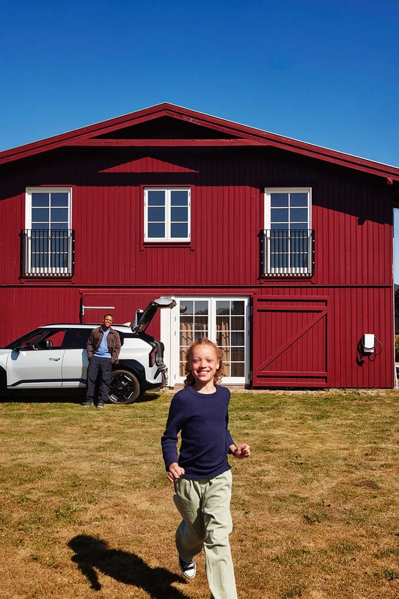 Familie er i bil ved et hus med Clever ladestander