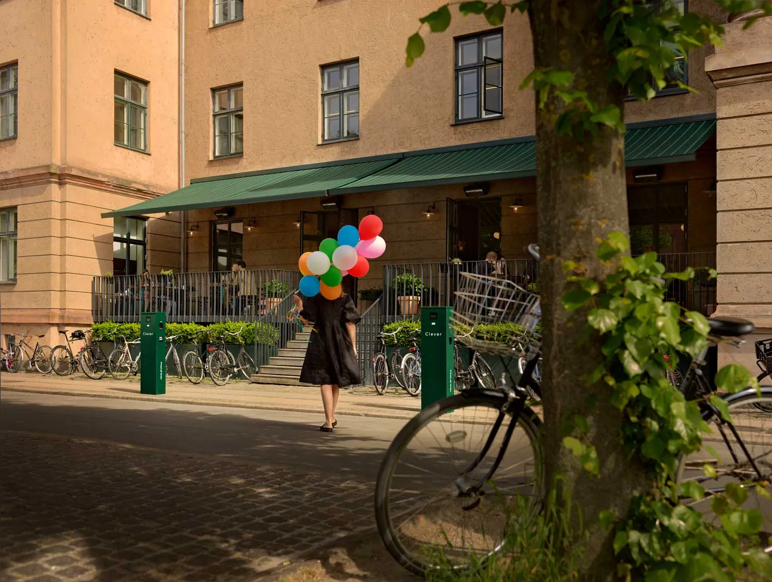 Person der går med balloner 