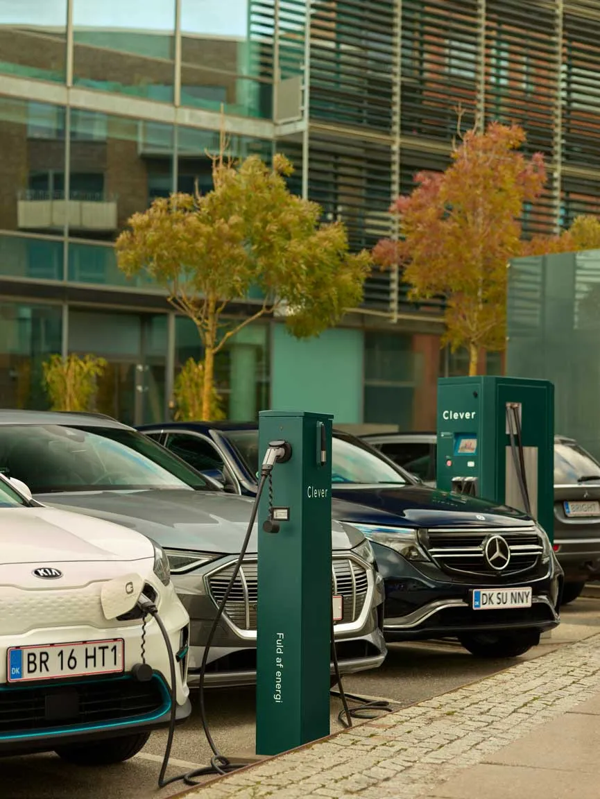 Biler der oplades på parkeringsplads