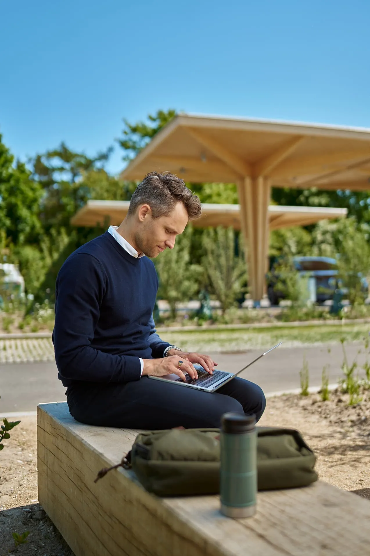 Clever kunde tjekker arbejdsmail på lynladestation